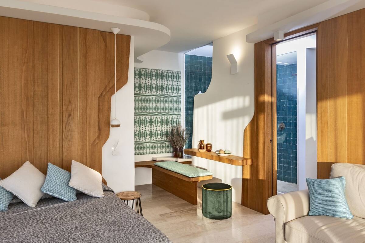 junior room, sea view (queen suite with sea view) | premium bedding, minibar, in-room safe, desk