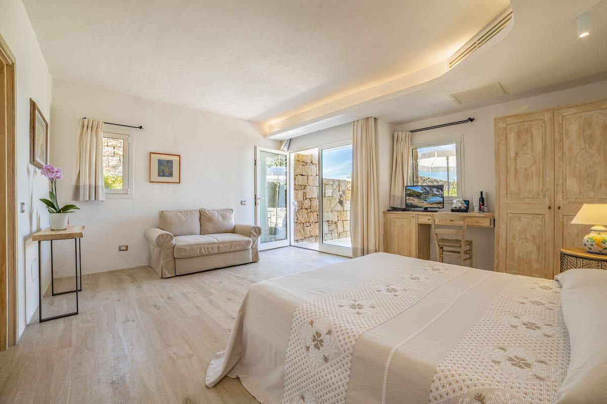 Luxe beddengoed, een minibar, een kluis op de kamer, een bureau