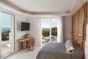 Habitación panorámica doble, vistas al mar (Queen Suite with Sea View) | Ropa de cama de alta calidad y edredones de plumas