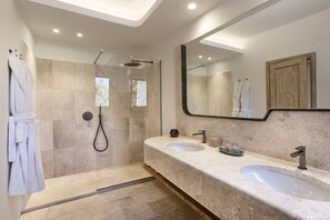 Habitación Deluxe, varias camas, terraza, en la zona del jardín (with Terrace) | Baño | Artículos de higiene personal de diseño, secador de pelo y albornoces