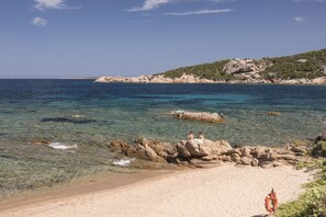 Playa privada, sillas reclinables de playa, sombrillas