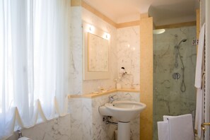 Regadera, amenidades de baño gratuitas, secadora de cabello, bidet 