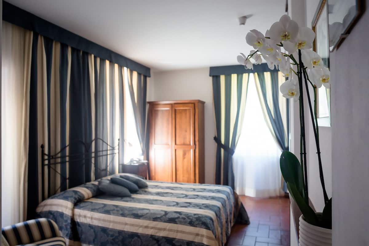 Comfort Room, Non Smoking | Minibar, in-room safe, blackout drapes, soundproofing