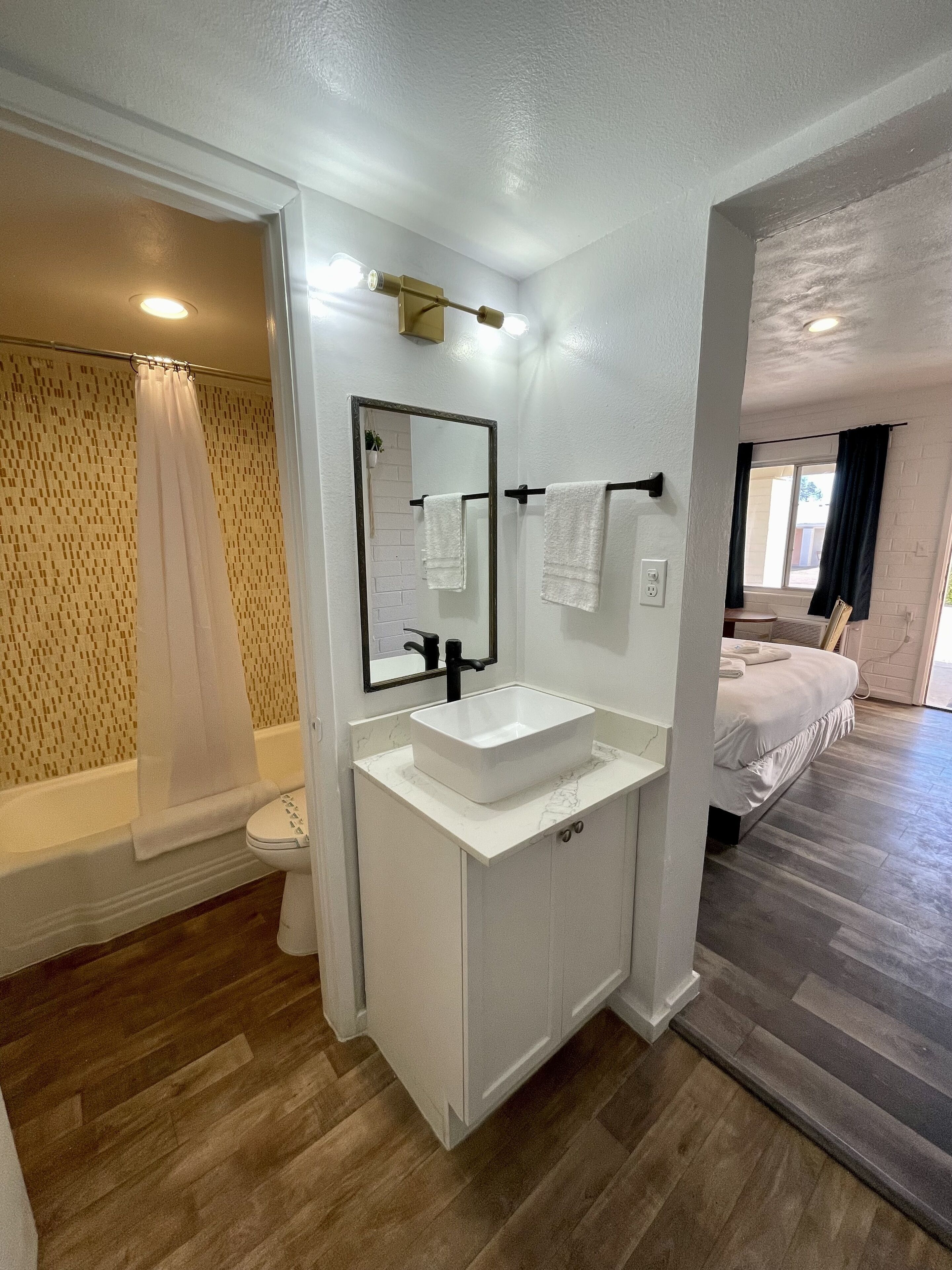 Standard Room, 1 Queen Bed, Non Smoking | Bathroom | Free toiletries, hair dryer, towels