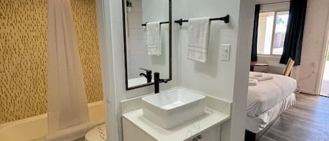 Standard Room, 1 Queen Bed, Non Smoking | Bathroom | Free toiletries, hair dryer, towels