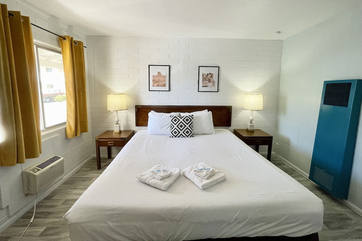 Standard Room, 1 King Bed, Non Smoking | Desk, iron/ironing board, free WiFi, bed sheets