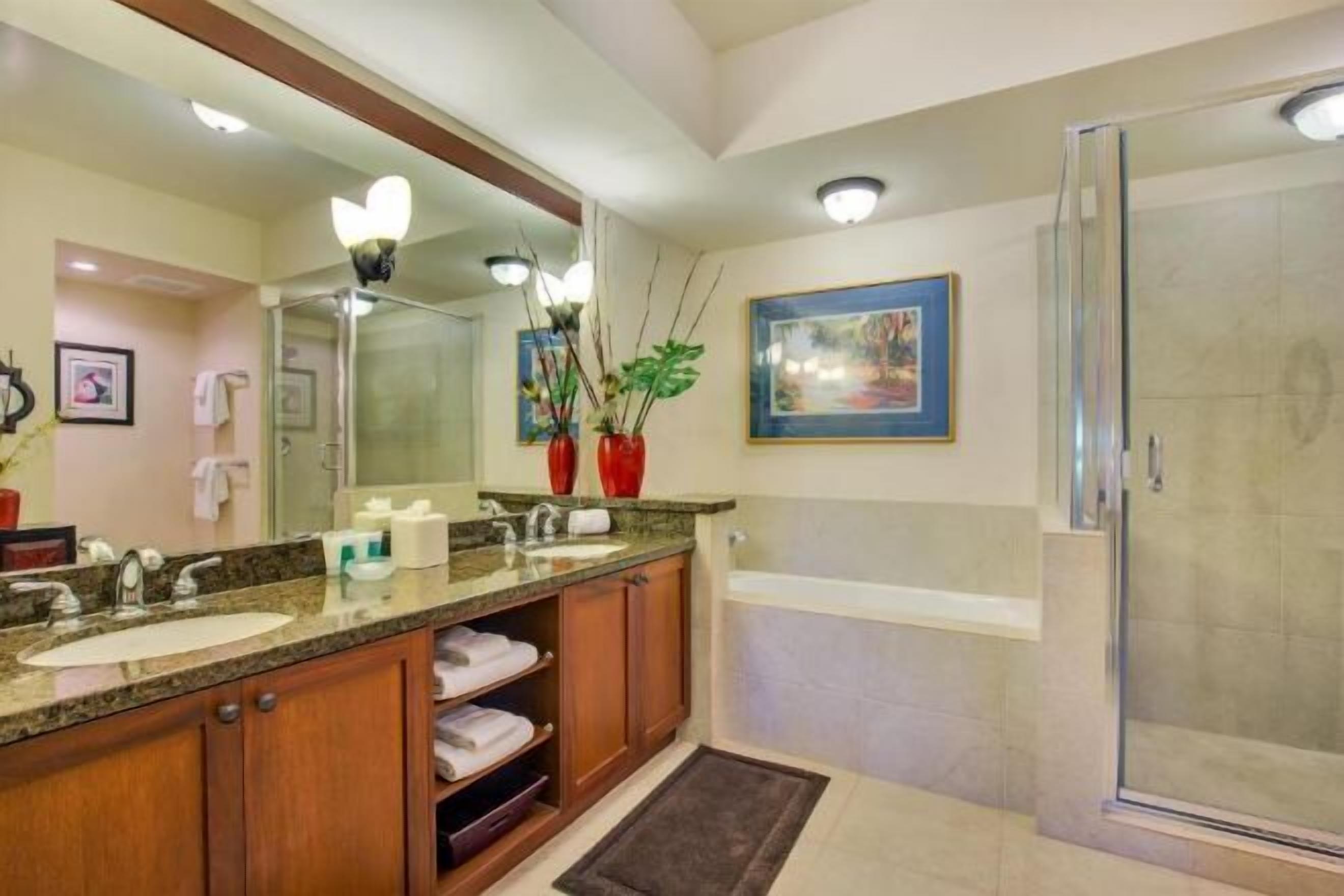 Bathroom | Separate tub and shower, jetted tub, free toiletries, hair dryer