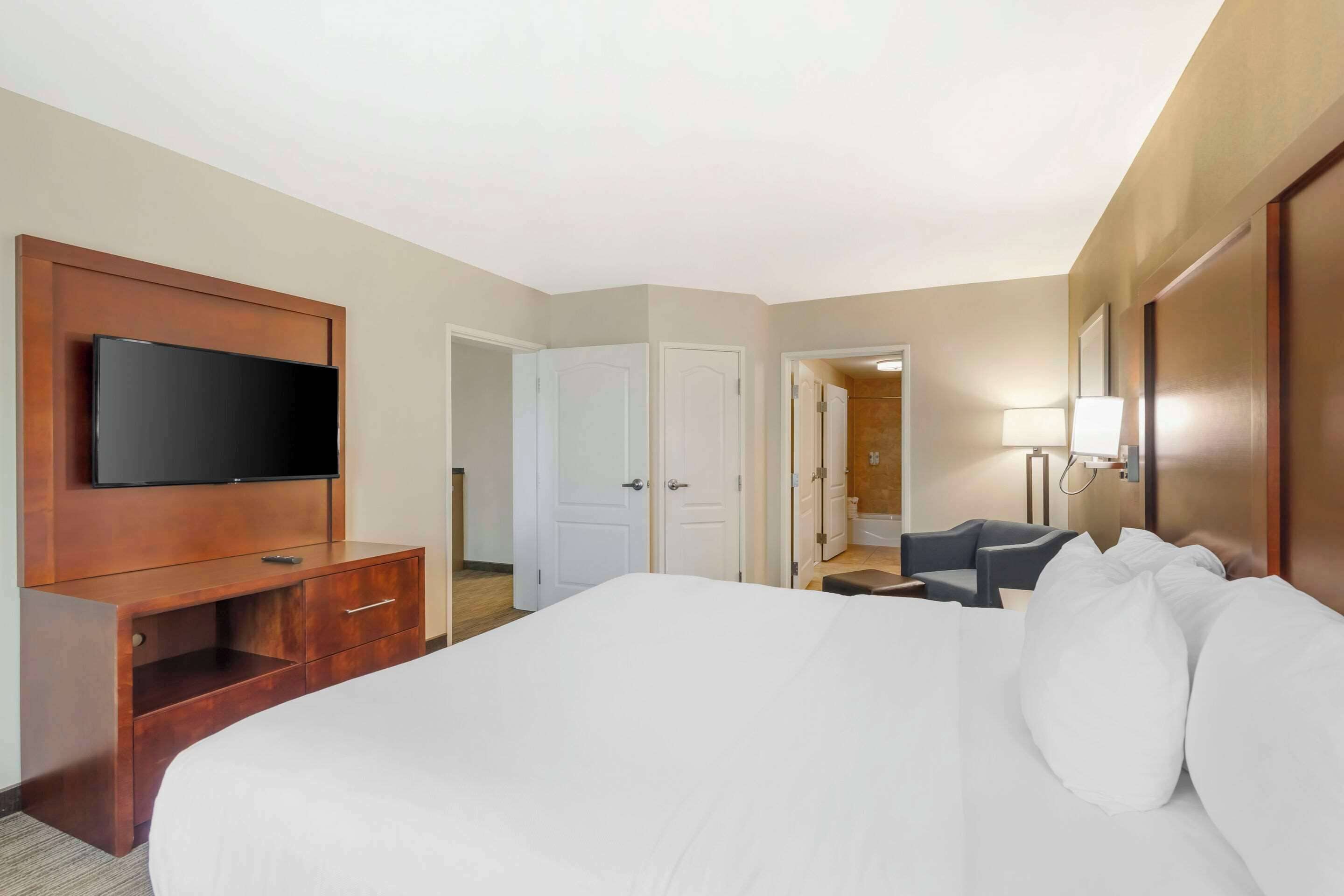 standard room, 1 king bed, non smoking | premium bedding, desk, iron/ironing board, free cots/infant beds