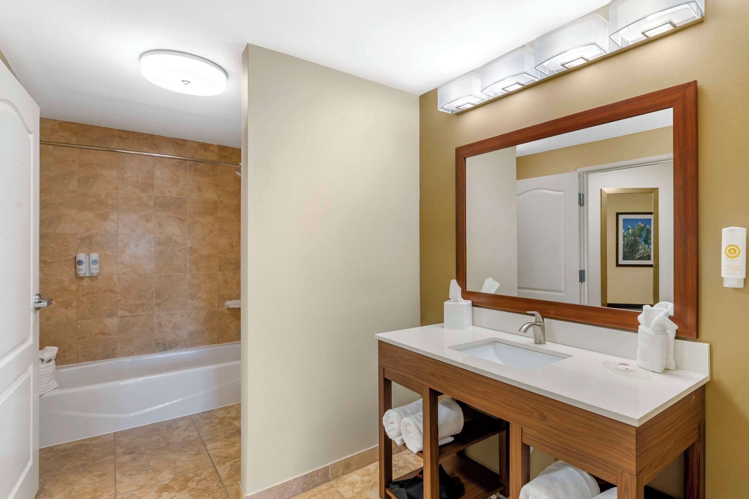 suite, non smoking | bathroom | combined shower/bathtub, hair dryer, towels