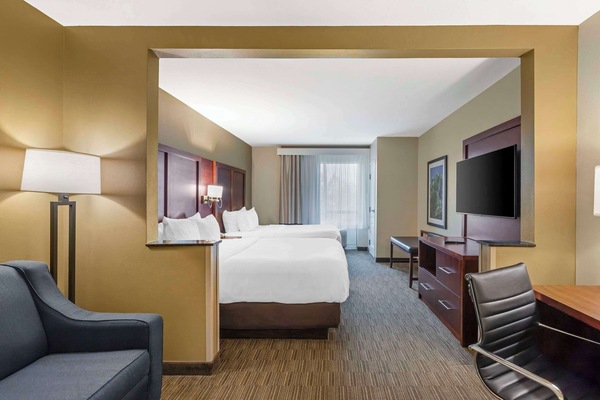 Suite, no fumadores | Ropa de cama de alta calidad, escritorio, tabla de planchar con plancha