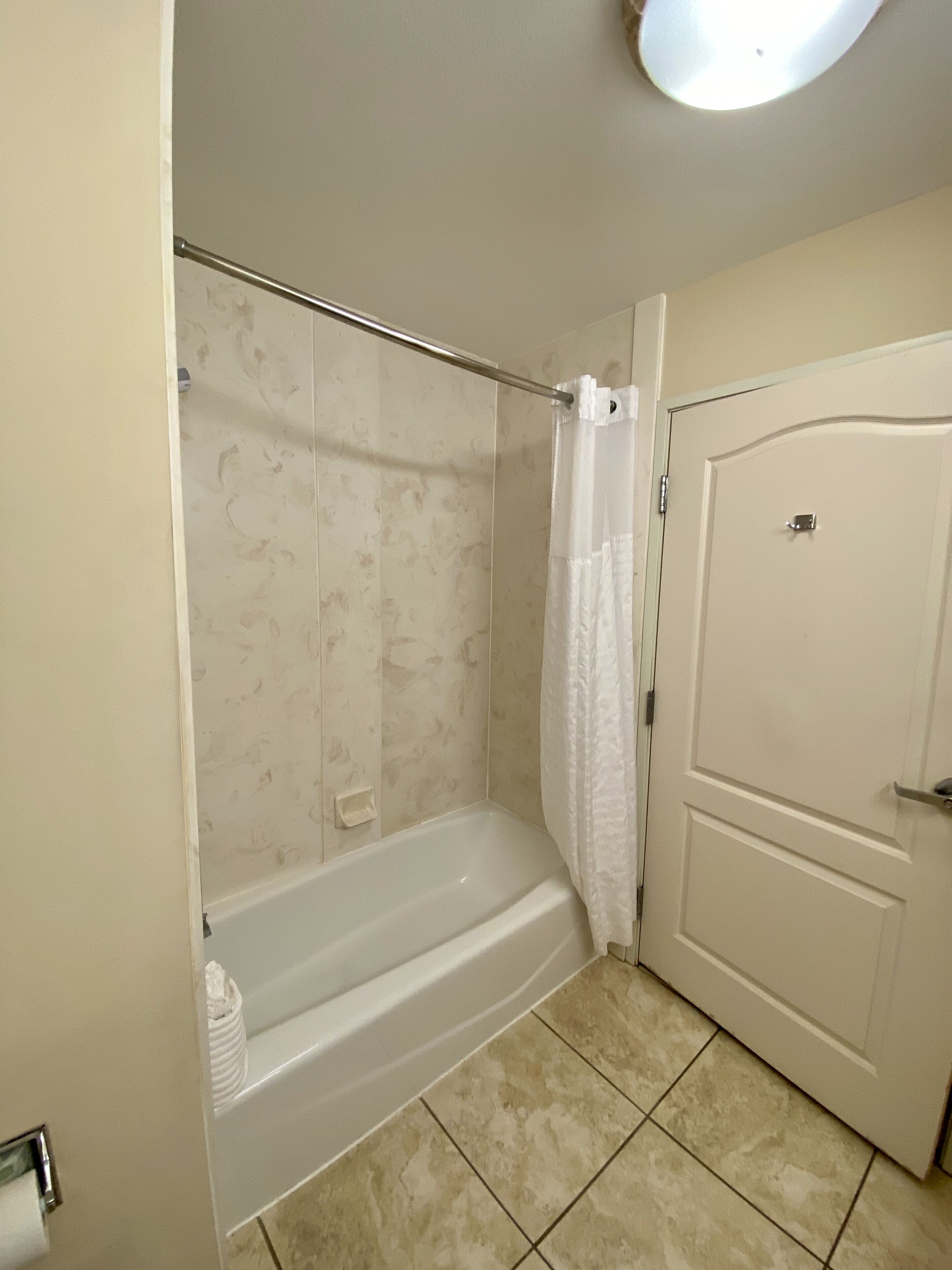 combined shower/bathtub, hair dryer, towels