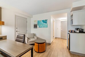 A modern kitchen with a built-in oven and a refrigerator. - Comfort Suites Valdosta Mall Area (Valdosta)