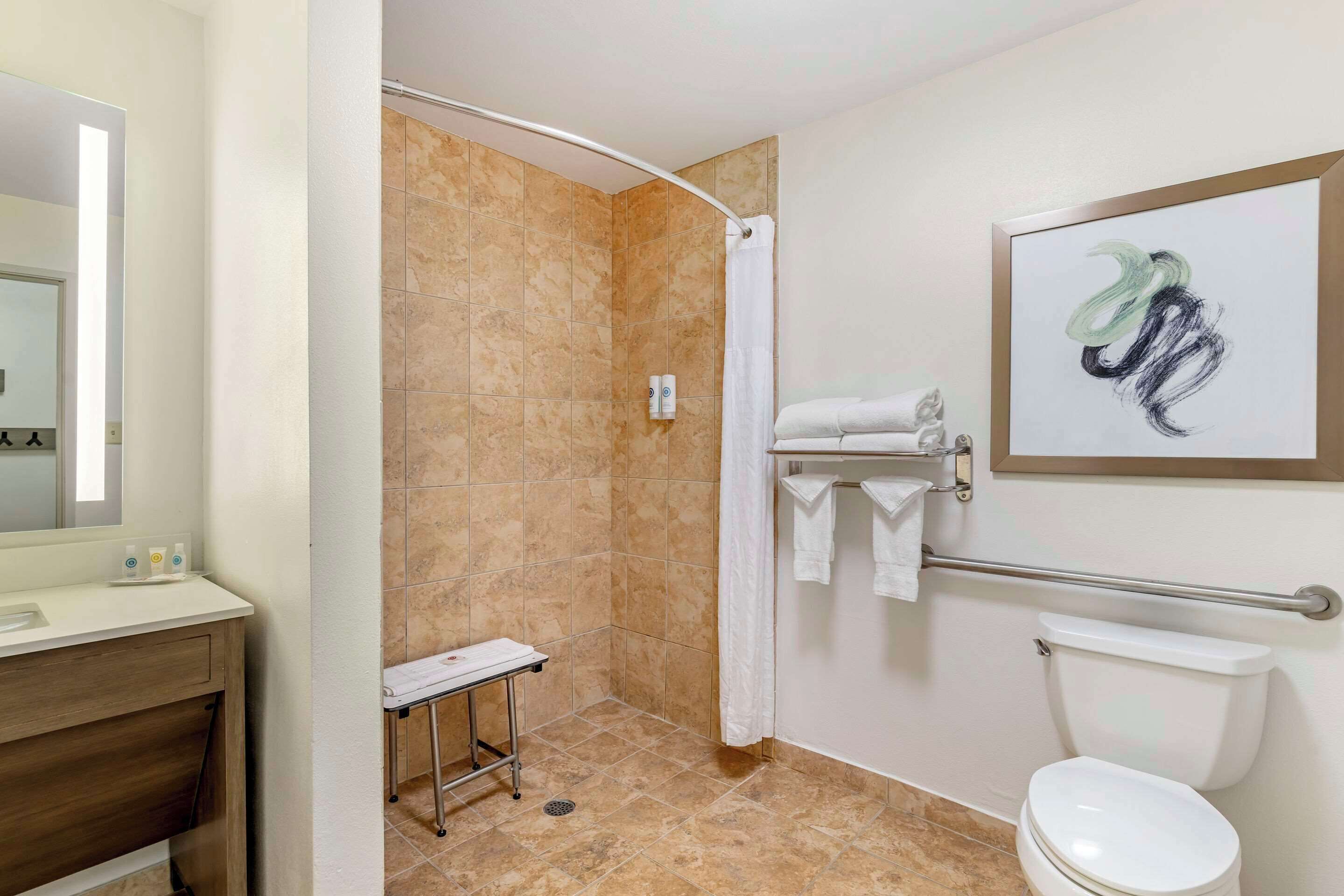 Ein Badezimmer mit Dusche, Toilette und Waschbecken.
