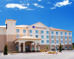 A hotel with a prominent sign reading "Comfort Suites," featuring a modern architectural design with multiple windows and a covered entrance. - Comfort Suites Valdosta Mall Area (Valdosta)
