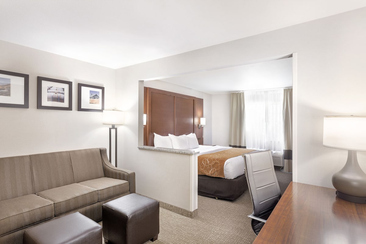 suite, 1 king bed, non smoking | pillow-top beds, individually decorated, individually furnished, desk