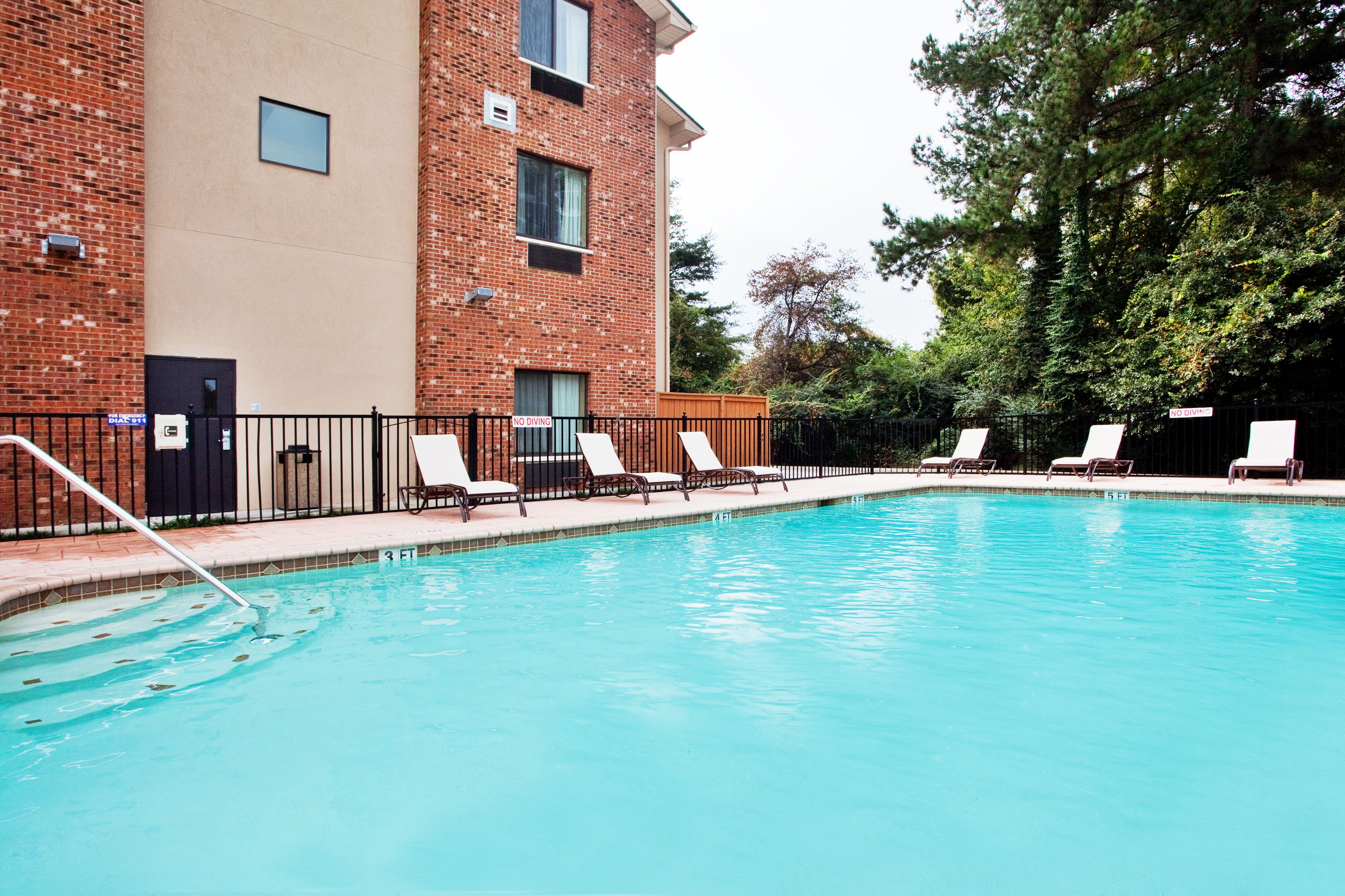 outdoor pool, open 9:00 am to 9:00 pm, pool loungers