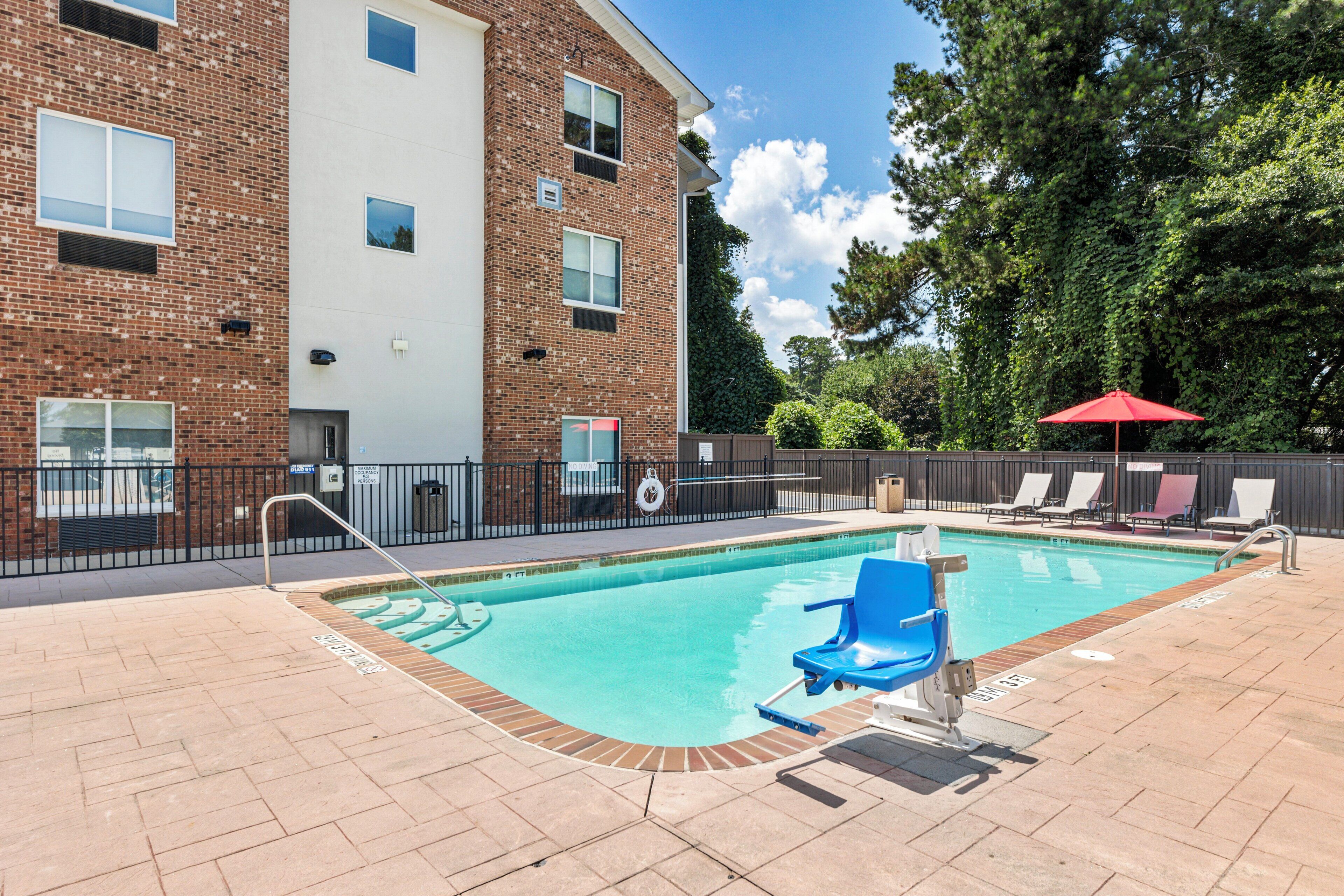 室外游泳池，開放時間為 09:00 至 21:00，提供日光浴躺椅