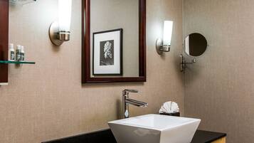 Combined shower/tub, designer toiletries, hair dryer, bidet