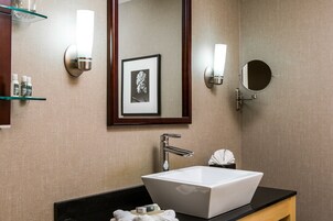 Een bad/douchecombinatie, designer toiletartikelen, een haardroger