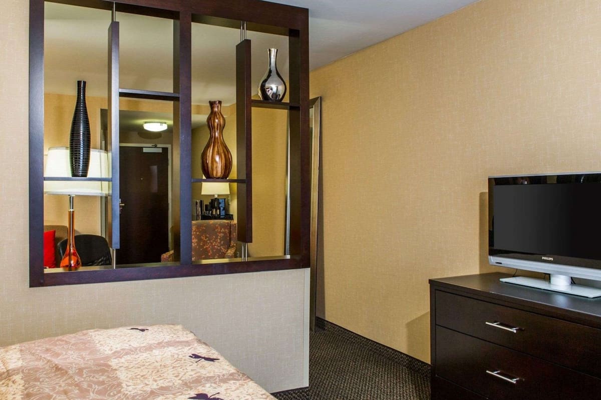 1 habitación, ropa de cama de alta calidad, cubrecamas y escritorio