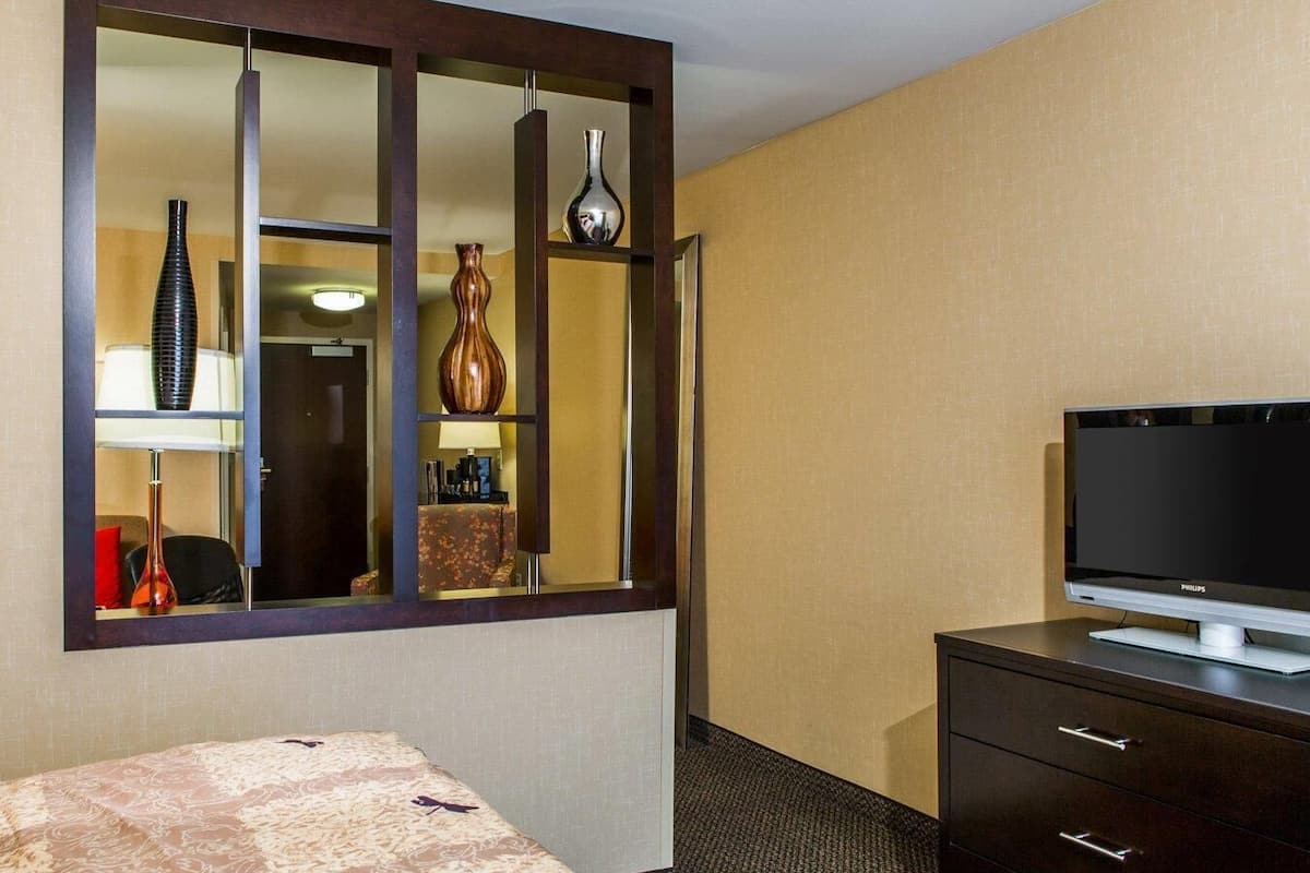 1 bedroom, premium bedding, down duvets, desk