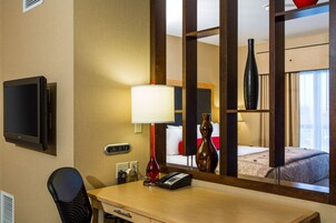 Business suite, niet-roken | 1 slaapkamer, luxe beddengoed, donzen dekbedden, een bureau