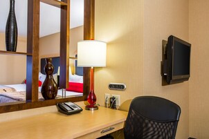 Business suite, niet-roken | 1 slaapkamer, luxe beddengoed, donzen dekbedden, een bureau