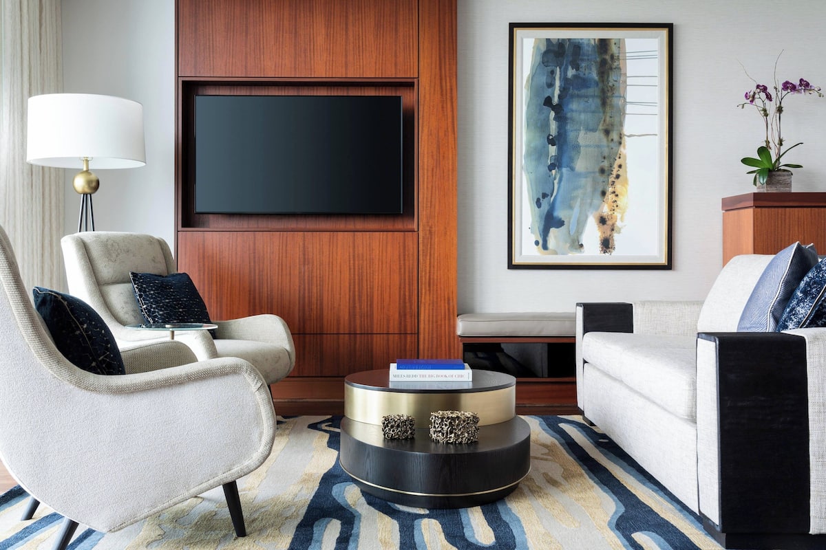 42-cm Smart TV with cable channels, TV, video-game console