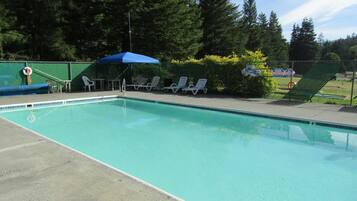 Piscine extérieure, chaises longues