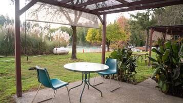 Suite, 1 grand lit et 1 canapé-lit, coin cuisine | Terrasse/Patio