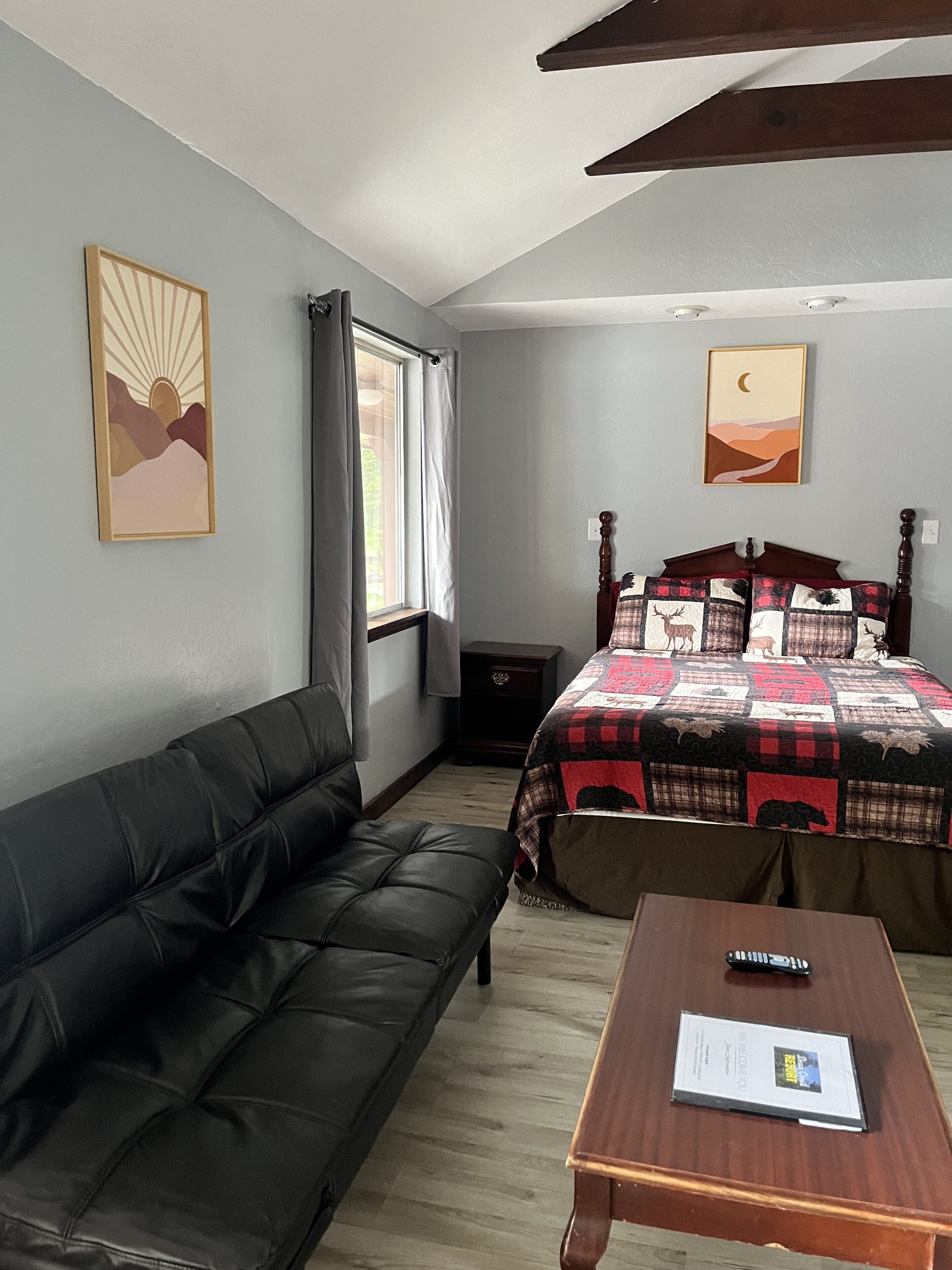 Suite, 1 Queen Bed with Sofa bed, Kitchenette | Living area