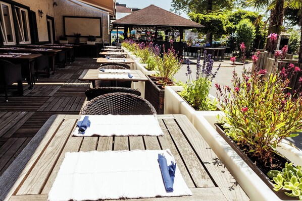 Phục vụ bữa sáng, bữa trưa và bữa tối 