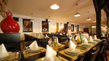 Breakfast, lunch and dinner served