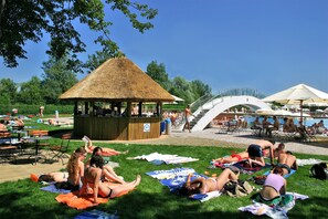 Seasonal outdoor pool, pool umbrellas, sun loungers - Ljubljana Resort (Ljubljana)