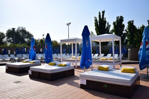 Seasonal outdoor pool, pool umbrellas, sun loungers
