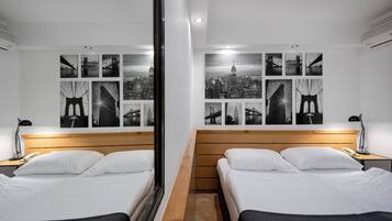 Economy kamer | Een laptopwerkplek, verduisterende gordijnen, geluiddichte muren