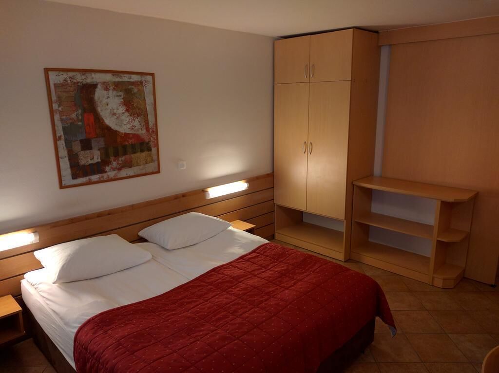 Espacio para trabajar con un portátil y cortinas opacas