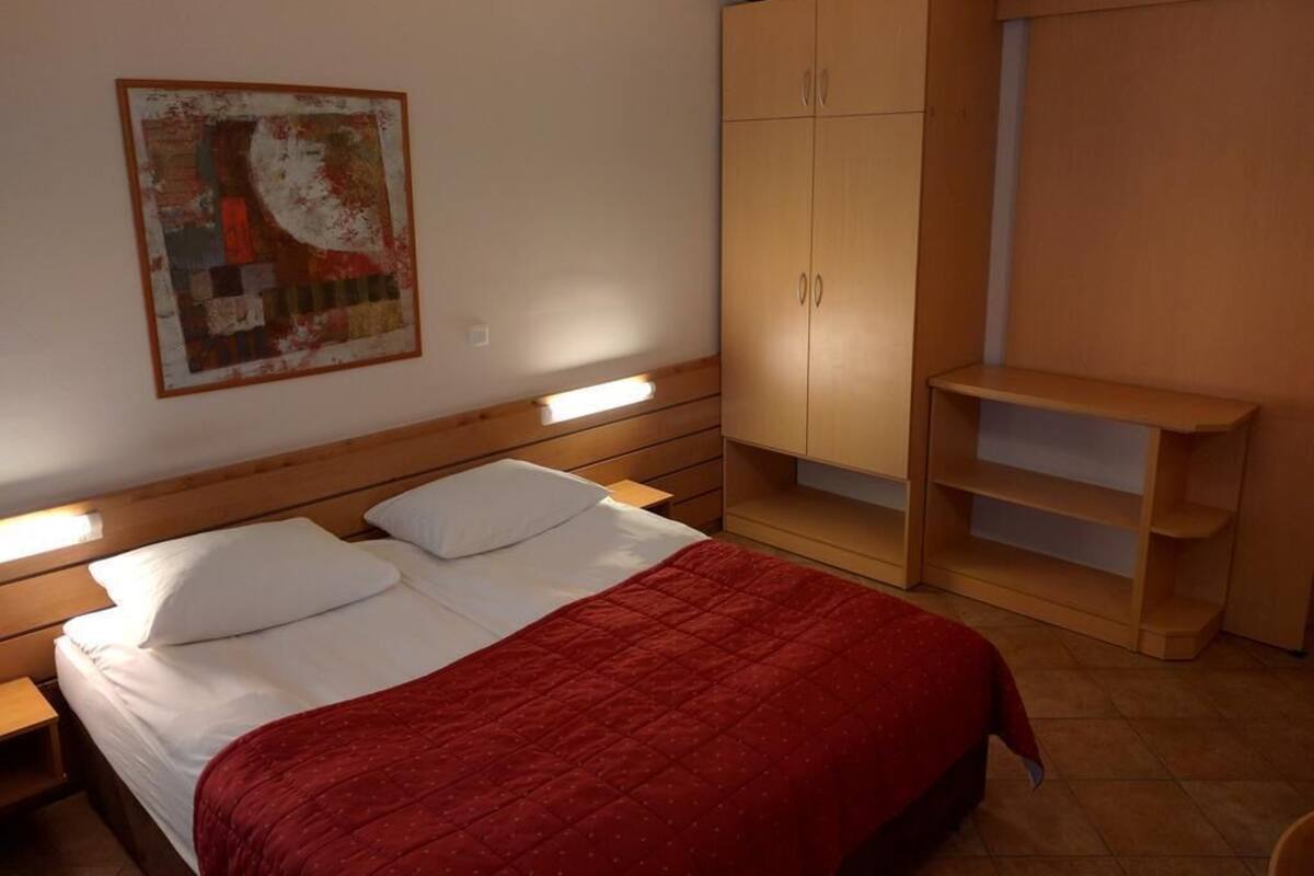 Espacio para trabajar con un portátil y cortinas opacas
