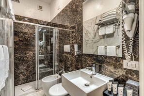 Familjerum | Badrum | Dusch, regndusch, gratis toalettartiklar och hårtork