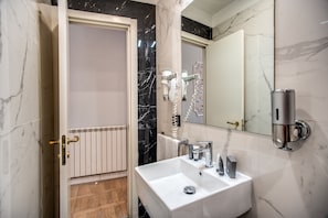 Superior Deluxe Double or Twin Room | Bathroom | Shower, rainfall showerhead, free toiletries, hair dryer - Relais Fontana di Trevi (Rome)