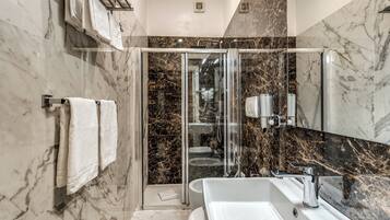 Familienzimmer | Badezimmer | Dusche, Regendusche, kostenlose Toilettenartikel, Haartrockner