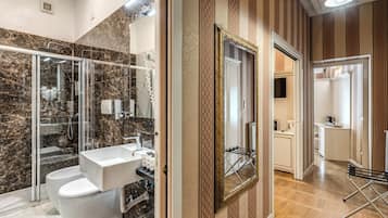 Camera familiare | Bagno | Doccia, soffione a pioggia, set di cortesia gratuito, asciugacapelli