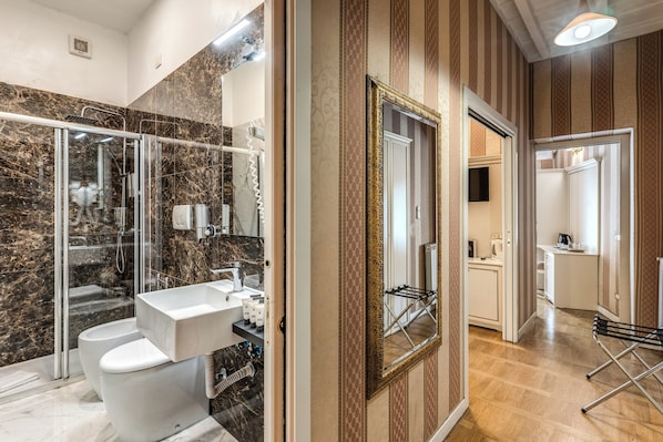 Family Room | Bathroom | Shower, rainfall showerhead, free toiletries, hair dryer - Relais Fontana di Trevi (Rome)