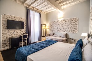 Deluxe kamer, 1 twee- of 2 eenpersoonsbedden | Luxe beddengoed, een minibar, een kluis op de kamer