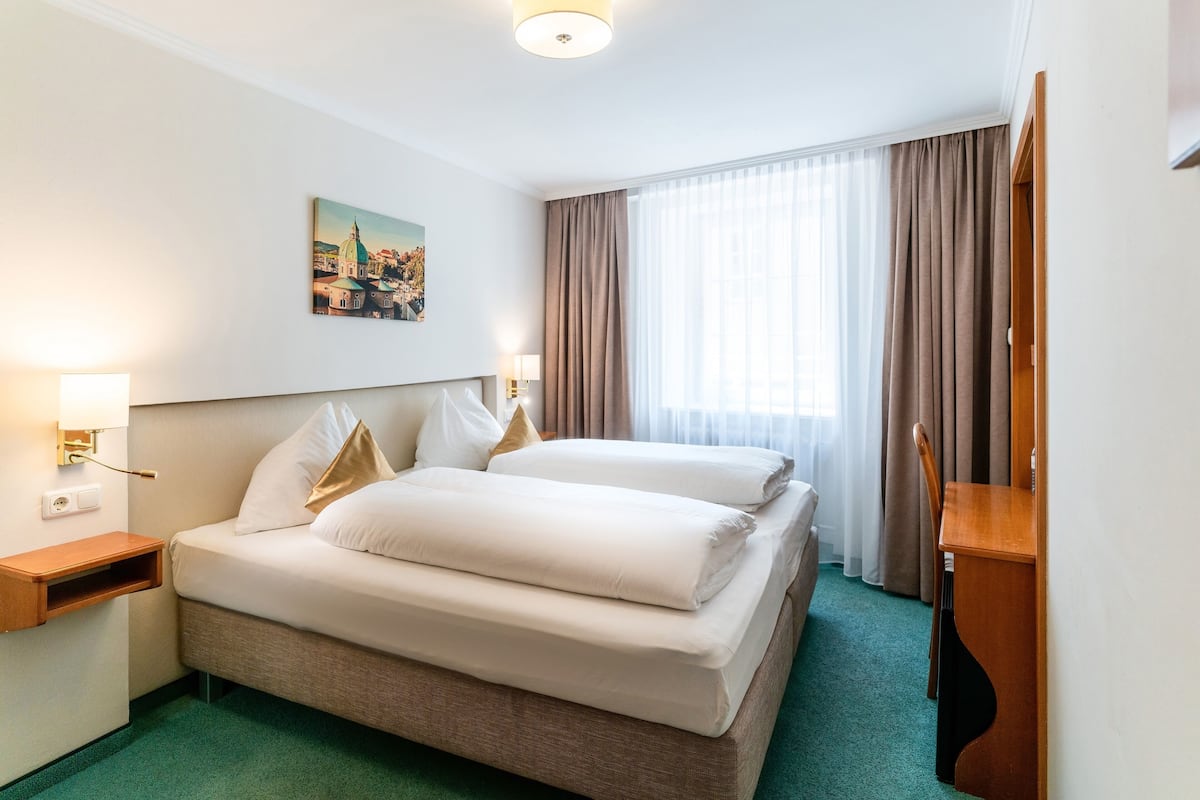 Doppelzimmer | Zimmersafe, Schreibtisch, Verdunkelungsvorhänge, Bügeleisen/Bügelbrett