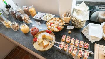 Daily continental breakfast (EUR 12 per person)