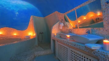 Smekmånadssvit - 1 sovrum (Cave) | Badrum | Gratis toalettartiklar, hårtork, badrock och tofflor