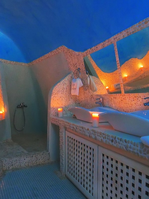 Honeymoon Suite, 1 Bedroom (Cave) | Bathroom | Free toiletries, hair dryer, bathrobes, slippers