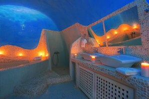Honeymoon Suite, 1 Bedroom (Cave) | Bathroom | Free toiletries, hair dryer, bathrobes, slippers
