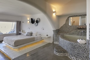 Presidential Suite outdoor private pool, Caldera View | Sängtillbehör av högsta kvalitet och värdeförvaringsskåp på rummet